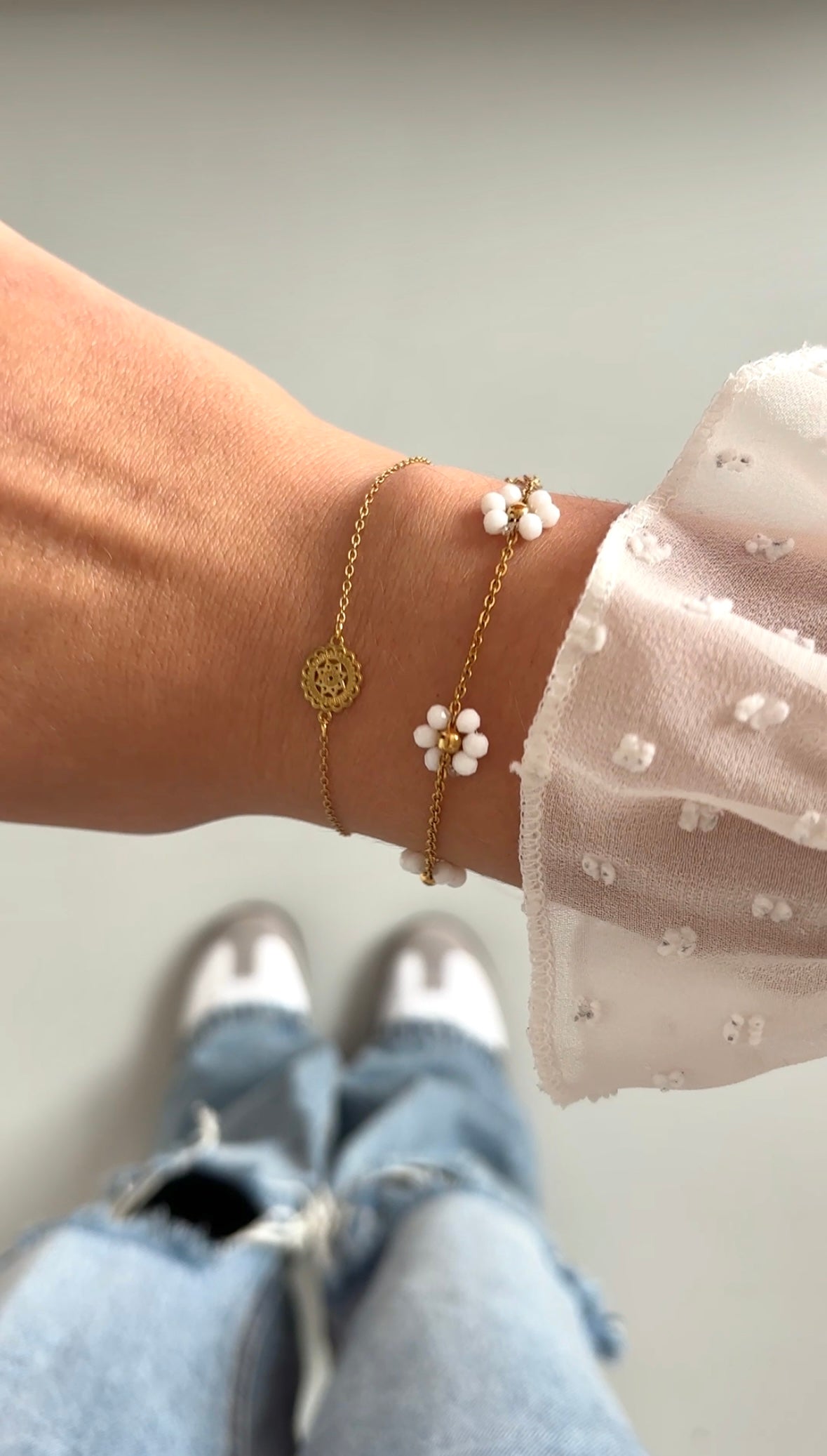 Minimalistische armband gouden ronde bedel